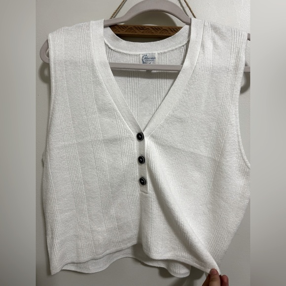 Short button up vest - Picture 4 of 4